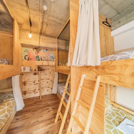 ArtBar & GuestHouse Ennova Отели рядом с достопримечательностью «Железнодорожный вокзал Атами»