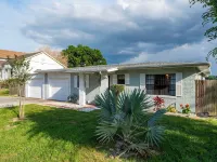 Hook, Line & Leisure: Lakefront Gem w/ Porch! Hotels in Winter Haven