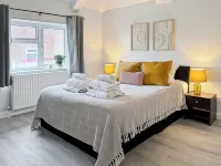 Family Holiday Home With Hot Tub & Sauna Sleeps 8 - Bungalows