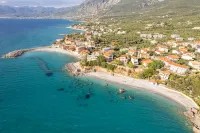 Avia's Seaside Hideaway with Lush Garden - 2-Star