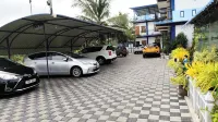 Victory's Gardens - parking