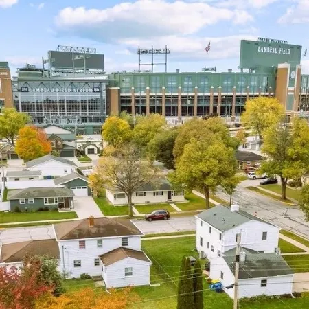 Lisa’s Lambeau Leap! 1 Block to Lambeau! 4 Stall Parking, Patio & Party Garage