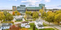 Lisa’s Lambeau Leap! 1 Block to Lambeau! Large Driveway, Patio & Party Garage - 4성급