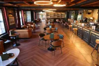 Ramada by Wyndham Cheltenham - bar