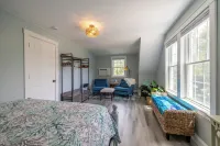 Edgartown cottage in a garden setting.  New and near bike path in Katama - 4-Sterne