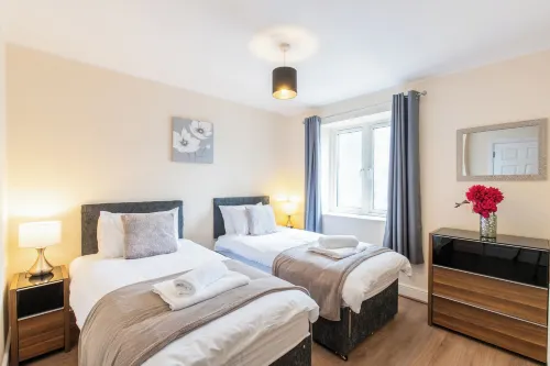 1-Bedroom Apartment with Balcony, Hoddesdon - Wifi