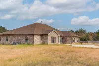 Screened-in Patio & Trampoline: Creola Getaway! - Homestays