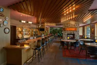Viewline Resort Snowmass, Autograph Collection - bar