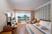 Constantinou Bros Pioneer Beach Hotel - Park Yeri