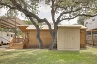 Couples Cabin w/ Luxury Deck, 1 Mi to Canyon Lake! - Country Houses