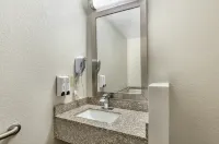 斯湯頓紅頂酒店 - 停車場