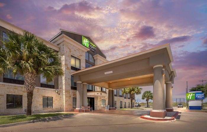 Holiday Inn Express & Suites Beeville by IHG