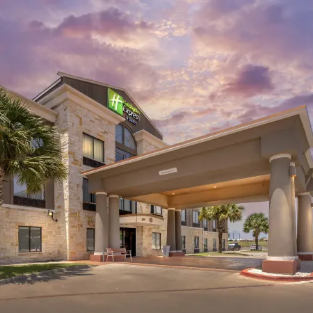Holiday Inn Express & Suites Beeville by IHG