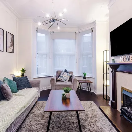 Bright 3BR Home Manchester Wi-fi Parking