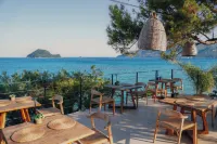 Gloria Maris Hotel Suites and Villa - parking