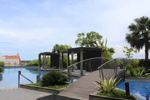The Luxton Cirebon Hotel and Convention - parkir