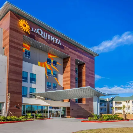 La Quinta Inn & Suites by Wyndham Galveston West Seawall Отели рядом с достопримечательностью «Парк Муди Гарденс Аттракшенс Тем»