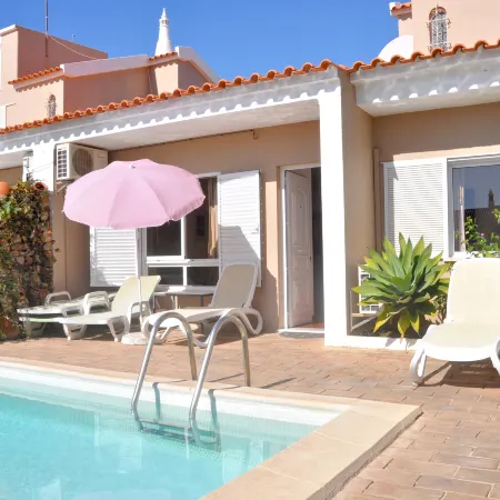 Stylish Well-Equipped, Private Pool, Close to Amenities, Free AC & Wifi