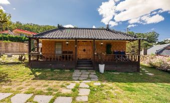 Ganghwado Joundoldamsairo Pension (Hanok)