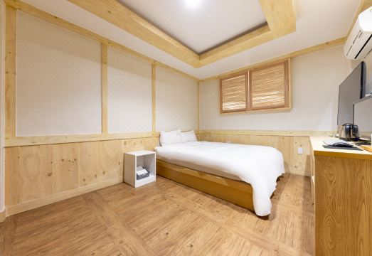 주차장 및 외부 전경