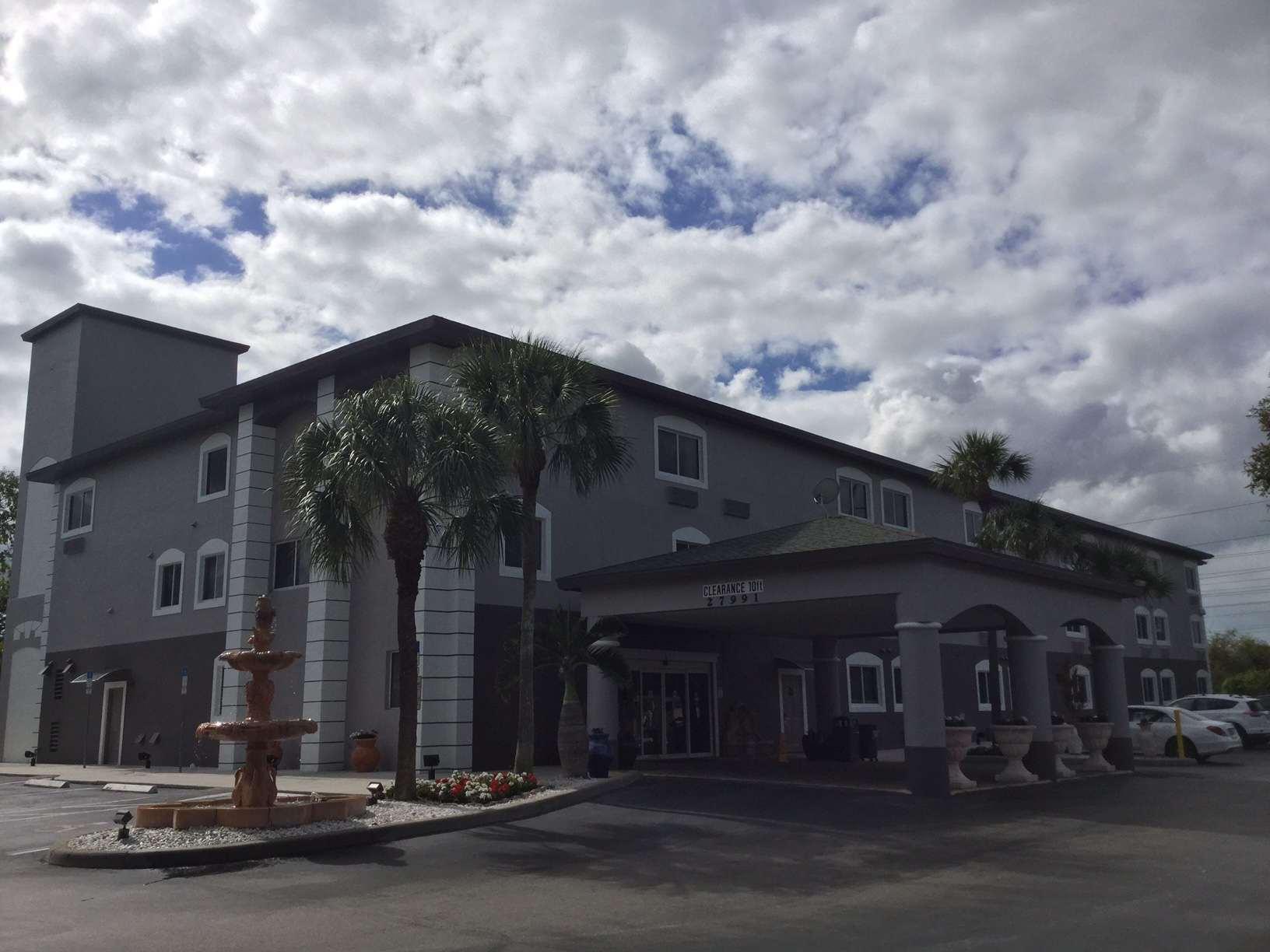 Days Inn & Suites by Wyndham Bonita Springs North Naples