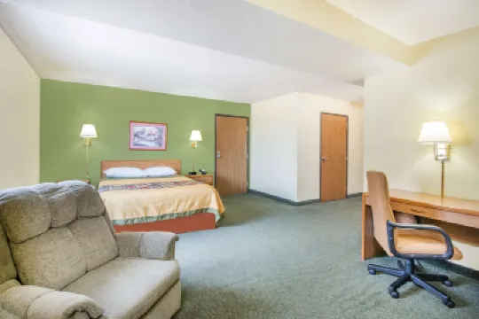 Super 8 by Wyndham Colby Hotel a 