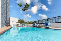 Hilton Pasadena - Pools