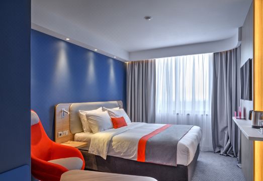 2. 홀리데이 인 익..