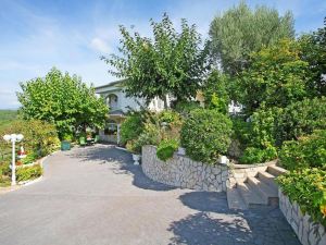 Mulberry Lux, Lovely Outdoor Garden Area with Large Pool and Only 15 KM from the Beach