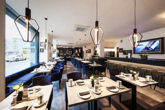 Lindemann's Отели рядом с достопримечательностью «Геденкорт За-Гефенгнис Папештрассе»