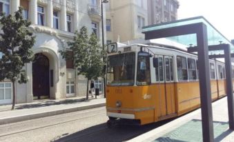 Parliament Corner Apartment - Housity