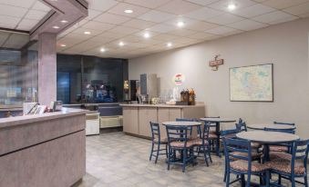 Super 8 by Wyndham Liverpool/Syracuse North Airport