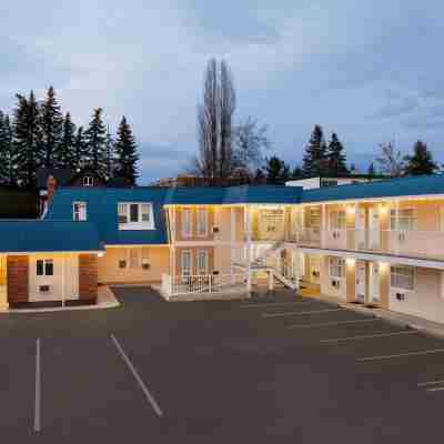 Travelodge by Wyndham Quesnel Hotel Exterior