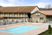 Days Inn by Wyndham Huntington Hotels in Barboursville