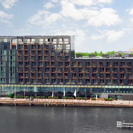 Hotel Jakarta Amsterdam Отели рядом с достопримечательностью «Мост Питон»