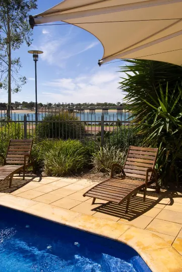 Majestic Oasis Apartments