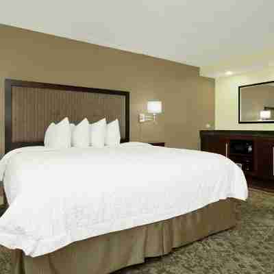 Hampton Inn & Suites Rockville Centre Rooms