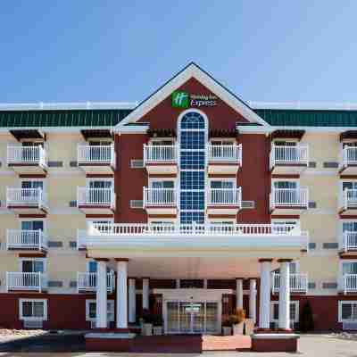 Holiday Inn Express & Suites Petoskey Hotel Exterior