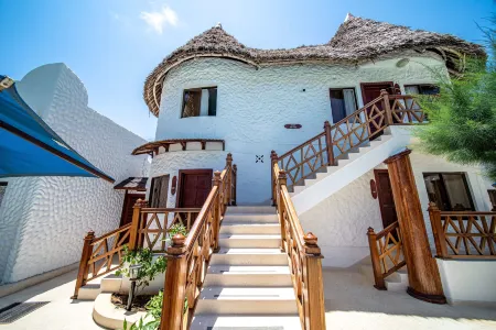 PrideInn Hotel Nyali Отели рядом с достопримечательностью «Nguuni Wildlife Sanctuary»