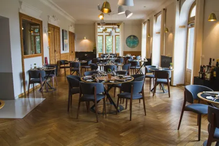 Eclosion Château Hôtel & Restaurant Отели в г. Сен-Шамон