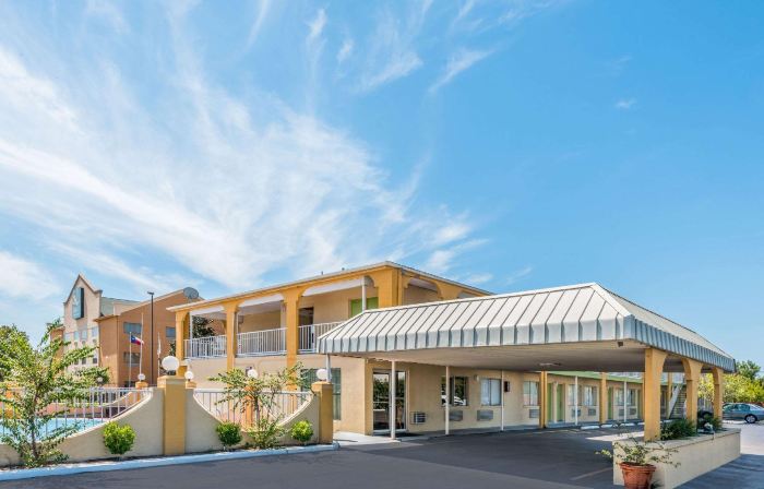 Super 8 by Wyndham Waco North I-35