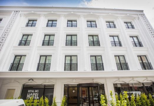 Royal İnci Hotel의 현대적인 객실 인테리어