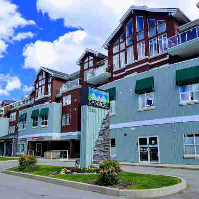 Sunset Resorts Canmore and Spa Hotel Exterior