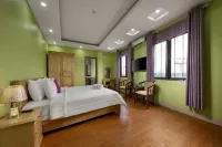 Golden Lotus Airport Hotel & Travel Các khách sạn gần Đình Làng Phú Mỹ