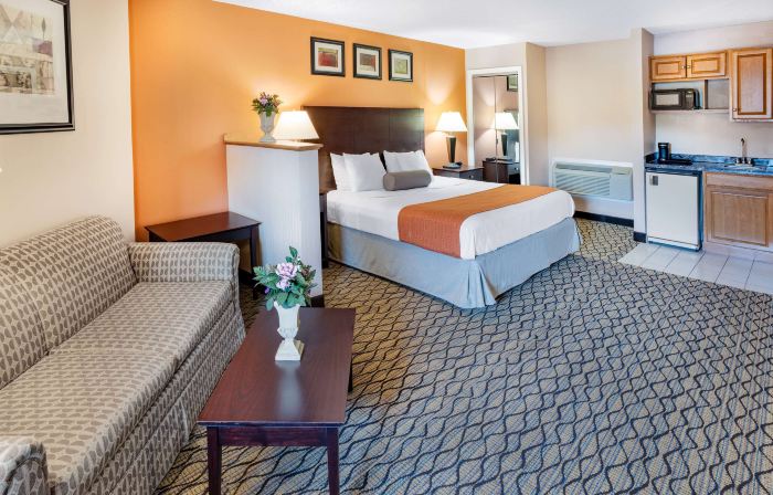 Howard Johnson by Wyndham Lenox