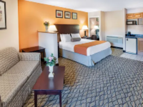 Howard Johnson by Wyndham Lenox Hotels in Lenox