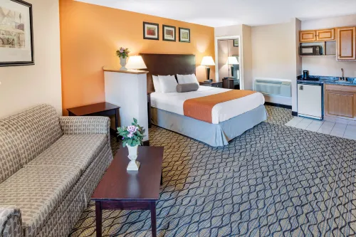 Howard Johnson by Wyndham Lenox - Pools