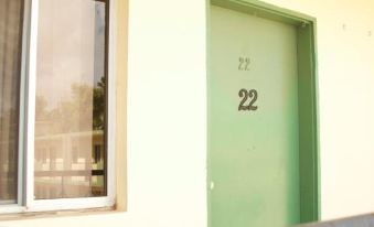 2 Bedroom / 1 Bath Only 5 Minutes Away from Bank of Hawaii