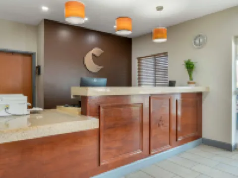 曾斯維爾市中心的舒適套房酒店 馬斯金格姆縣酒店