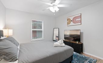 Modern 2Br Near UT Hyde Park Evonify